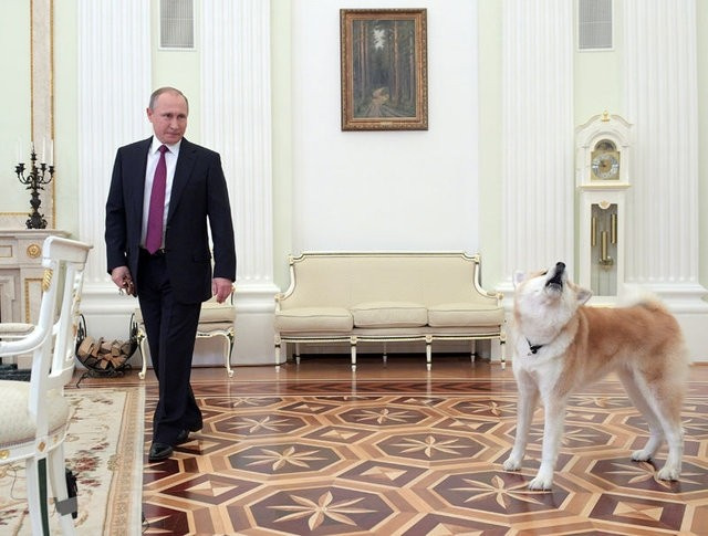 Putin gazetecileri köpekle korkuttu!