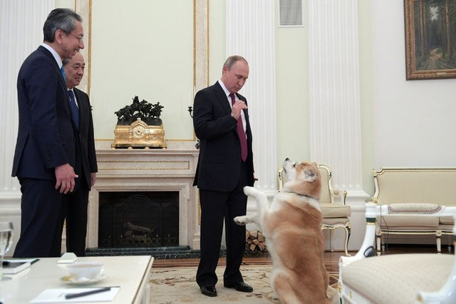 Putin gazetecileri köpekle korkuttu!