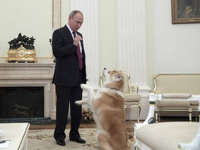 Putin gazetecileri köpekle korkuttu!