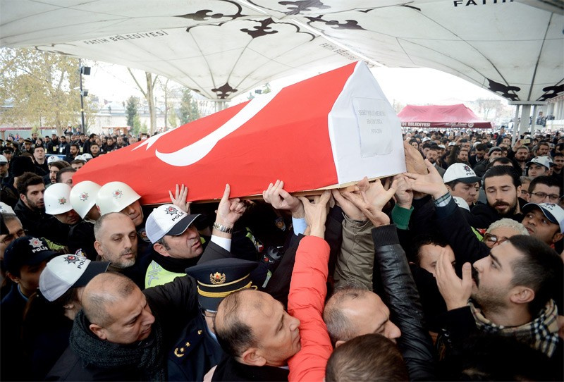 Şehit kızı Melis babasının cenazesinde kardeşini ilk kez gördü