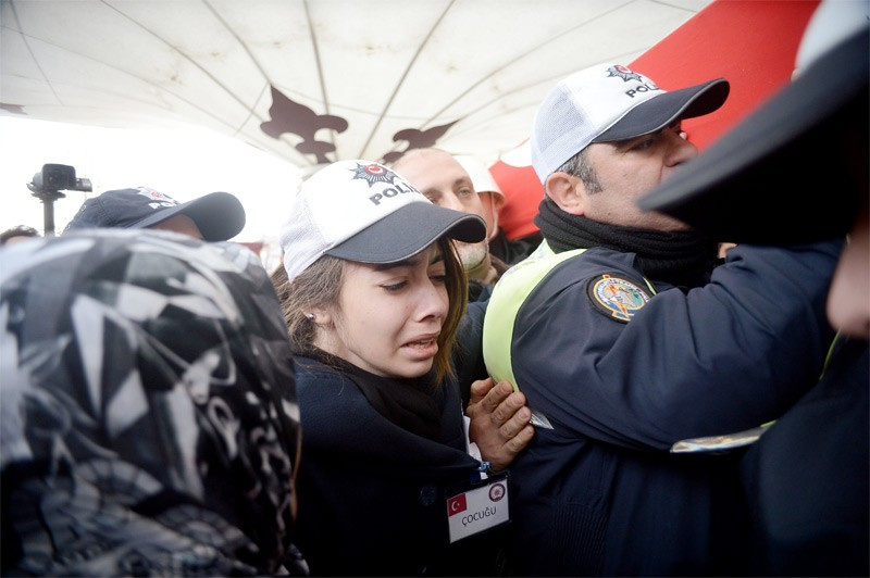 Şehit kızı Melis babasının cenazesinde kardeşini ilk kez gördü