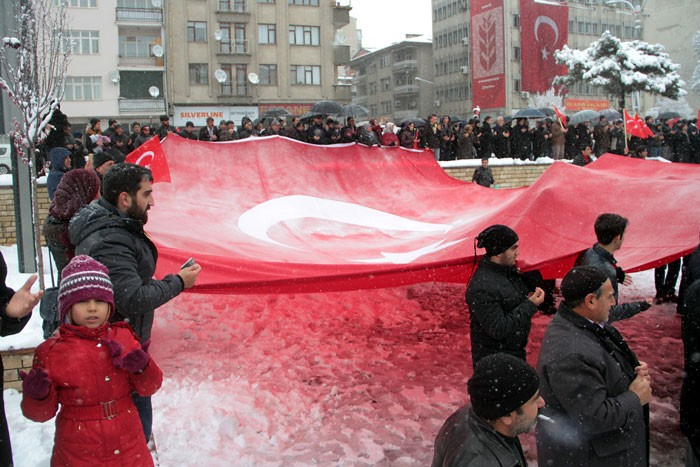 Elazığ'da binlerce insan sokaklara döküldü!