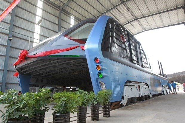"Geleceğin otobüsü" depoda çürüyor