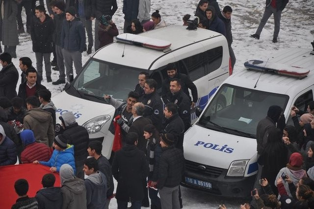 Lise öğrencilerinden polise sürpriz