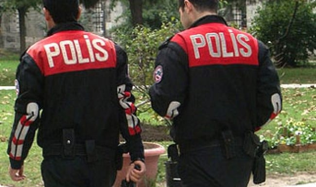 Polis kimlik sorduğunda göstermek mecburi midir?