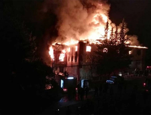 Adana'daki yurt yangınında itfaiyeye suçlama