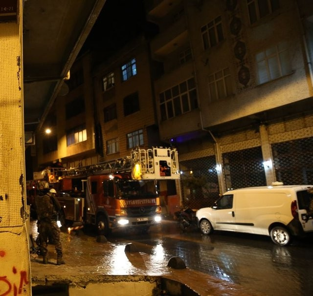 Okmeydanı'nda terör operasyonu polis duvarı kırarak girdi