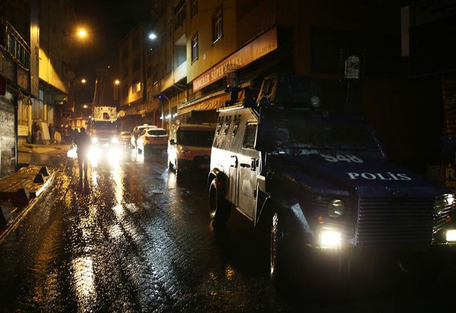 Okmeydanı'nda terör operasyonu polis duvarı kırarak girdi