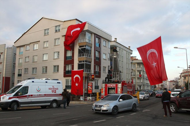 Şehit eşinden yürek yakan sözler! Valinin boynuna sarılıp...