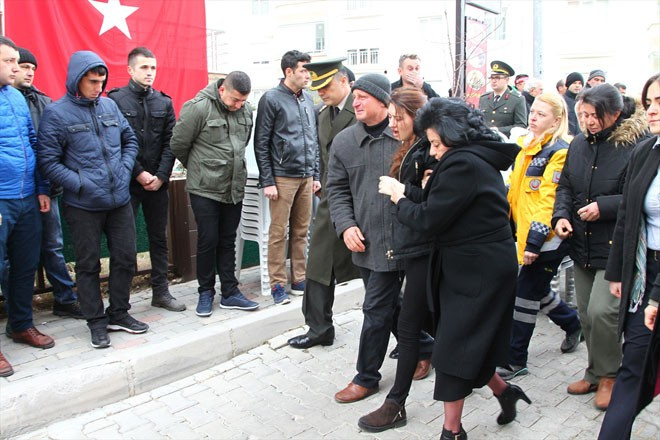 Şehit eşinden yürek yakan sözler! Valinin boynuna sarılıp...