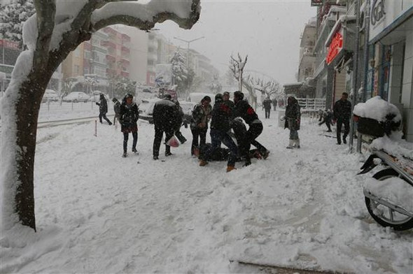 20 yıl sonra ilk kez kar yağdı! 60 santimetreyi aştı