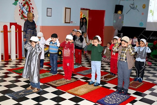 Anaokulunda 15 Temmuz tiyatrosu! Tankın önüne yatıp namaz kıldılar