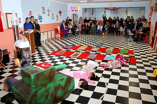 Anaokulunda 15 Temmuz tiyatrosu! Tankın önüne yatıp namaz kıldılar