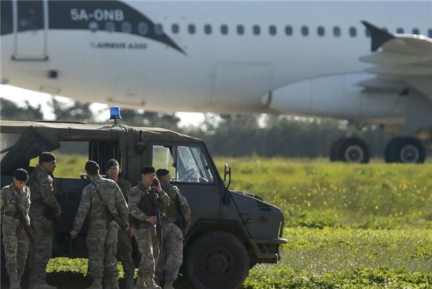 Libya uçağı kaçırılma nedeni 118 yolcu tehlikede!