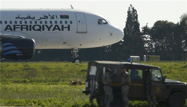 Libya uçağı kaçırılma nedeni 118 yolcu tehlikede!