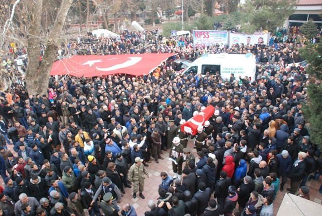 Şehidin tabutuna nişan kıyafeti konuldu! En acı veda