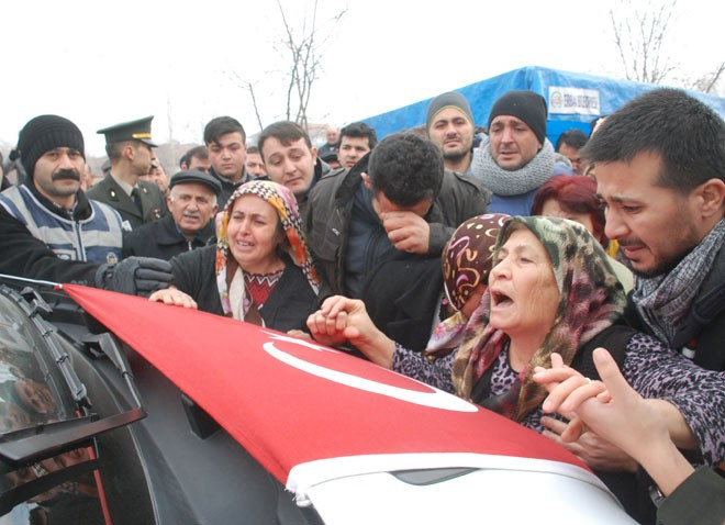 Şehidin tabutuna nişan kıyafeti konuldu! En acı veda