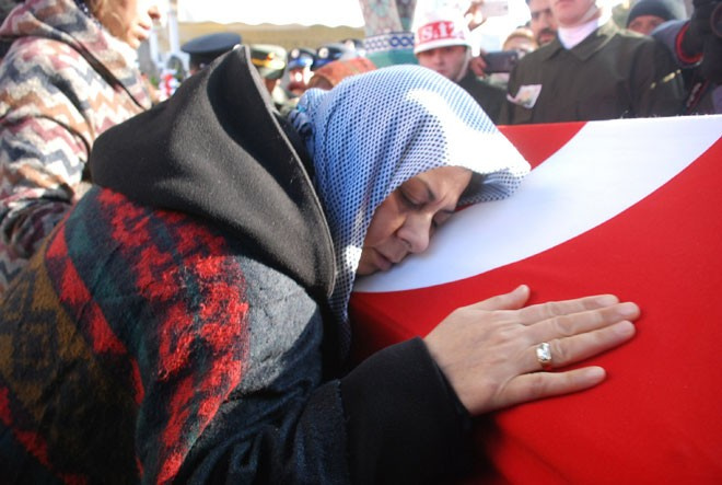 Şehidin tabutuna nişan kıyafeti konuldu! En acı veda