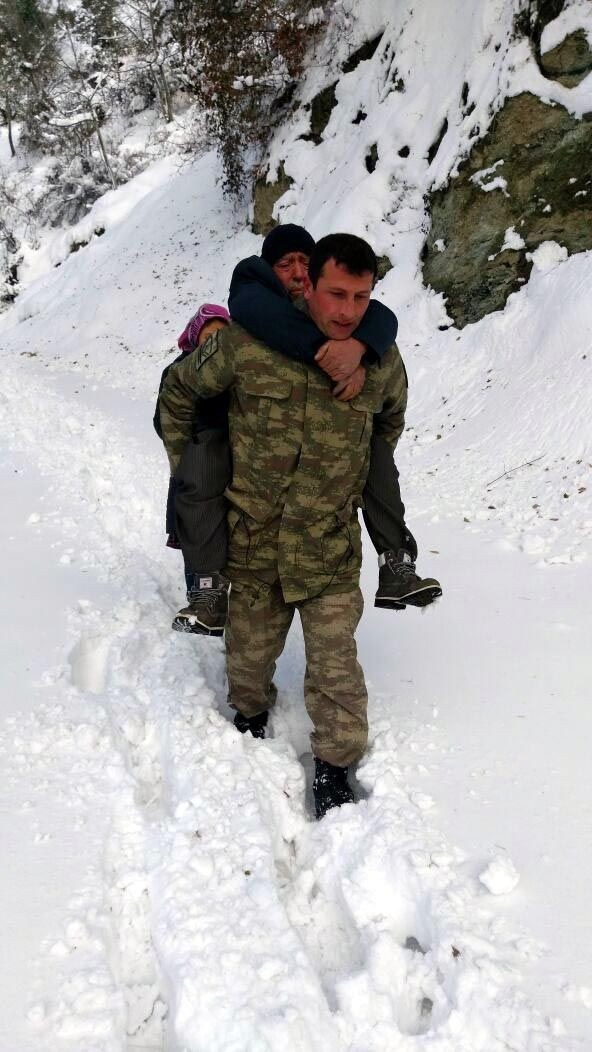 Bir kilometre sırtında taşıdı