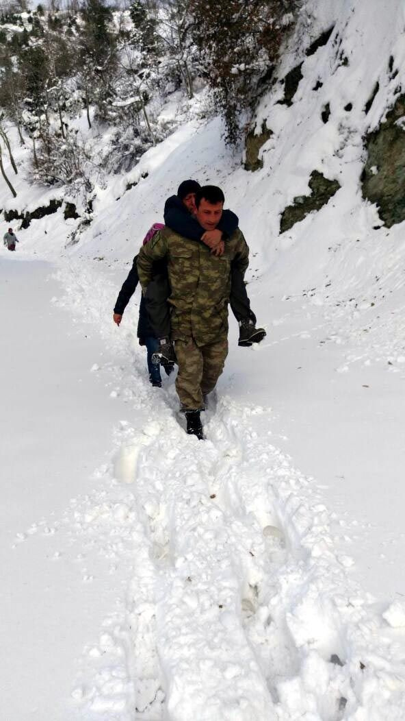 Bir kilometre sırtında taşıdı