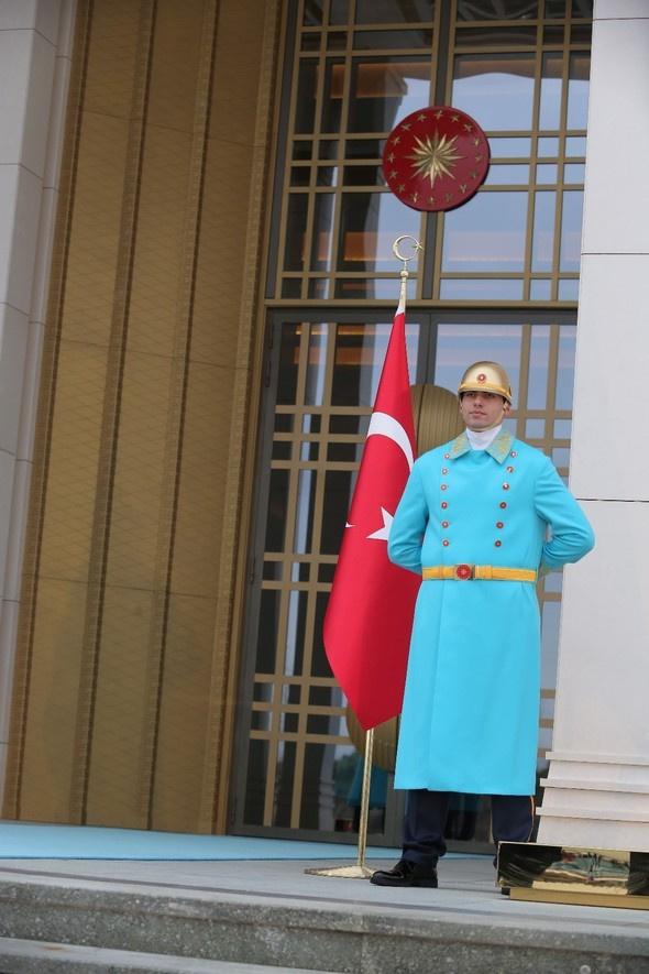 Cumhurbaşkanlığı nöbetçi polislerinin yeni kıyafetlerine bakın!