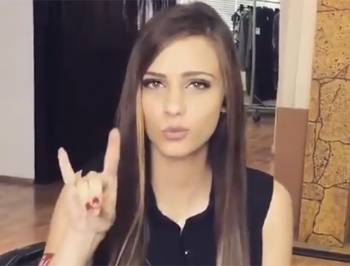 Vatan Marşı'nı işaret diliyle söyleyen kız