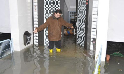 Şiddetli yağmur İzmit'i vurdu! İş yerleri ve evler...