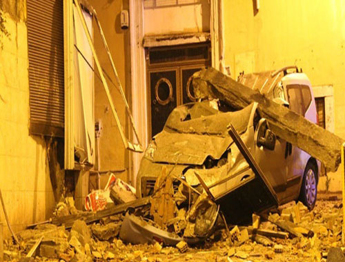 Beyoğlu’nda 3 katlı bir binanın duvarı çöktü