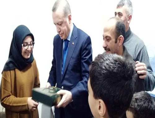 Erdoğan pankart açan genç kızın evini ziyaret etti