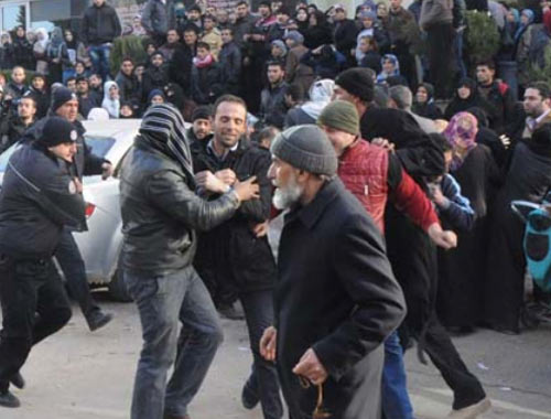 Polis cop kullandı resmen izdiham oldu!