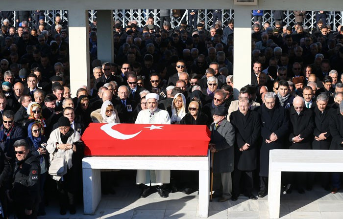 İsmet Sezgin uğurlandı! Kızları arkasından bakakaldı