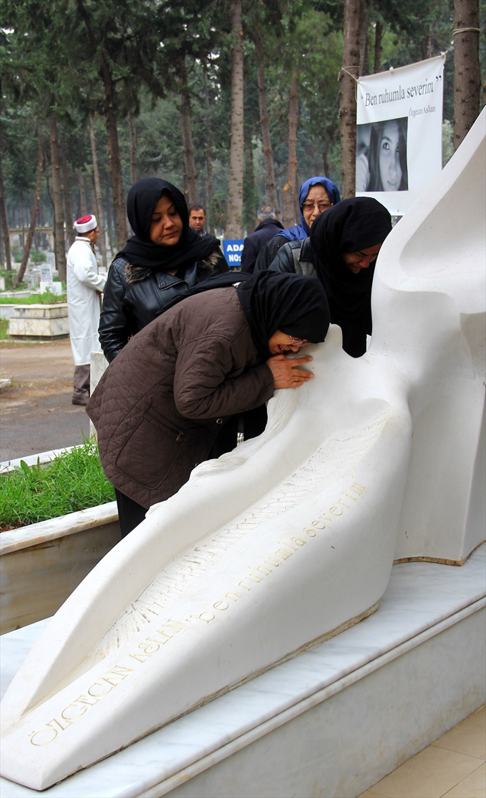 Özgecan Aslan mezarı annesi yıldönümünde ayrılamadı