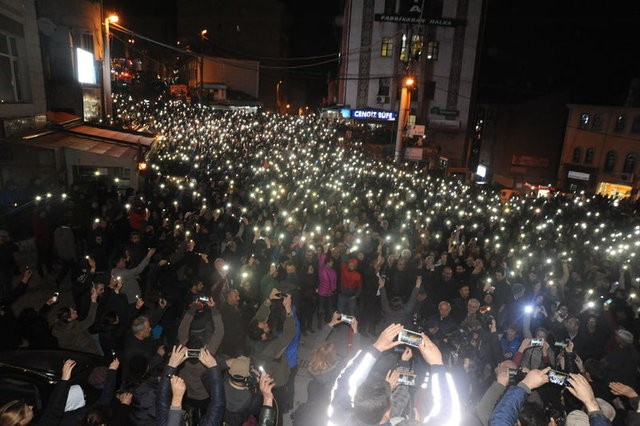 Valilik önünde ışıklı maden protestosu