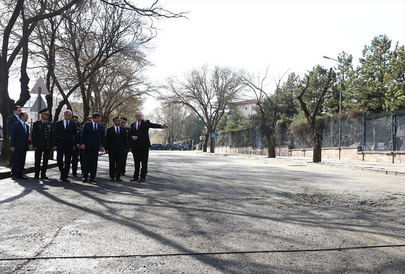 Ankara patlaması Davutoğlu karanfil bıraktı dua okudu