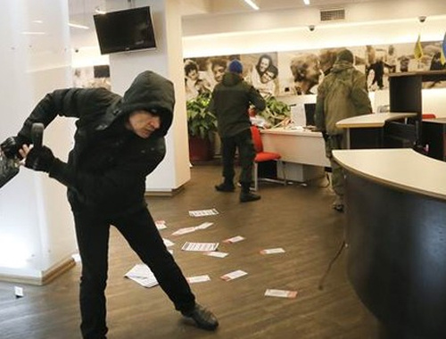 Göstericiler Rus bankalarına saldırdı!