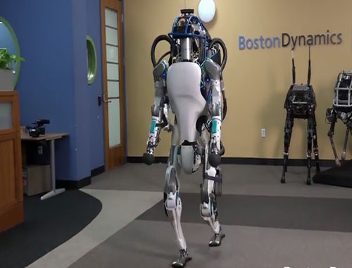 Boston Dynamics'in yeni robotu hayrete düşürüyor!