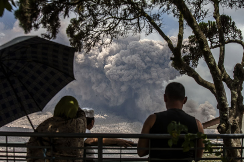 Endonezya'daki yanardağ patlaması büyüledi! 