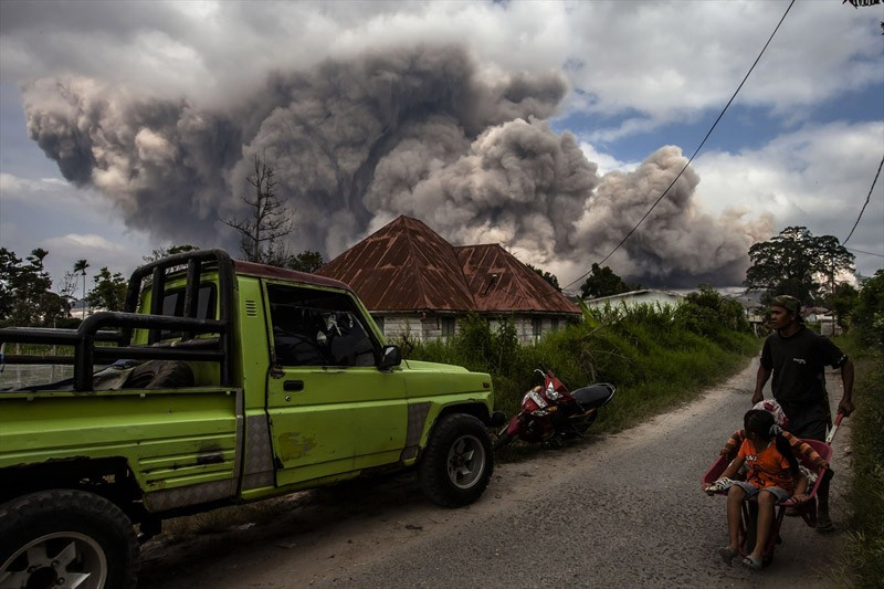 Endonezya'daki yanardağ patlaması büyüledi! 