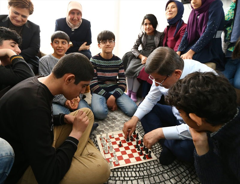Davutoğlu çocuklarla satranç oynadı