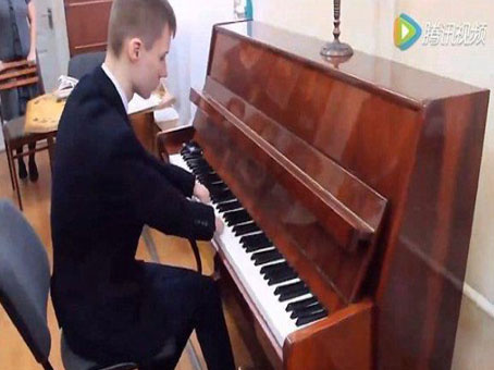 Elleri olmayan çocuktan piyano performansı