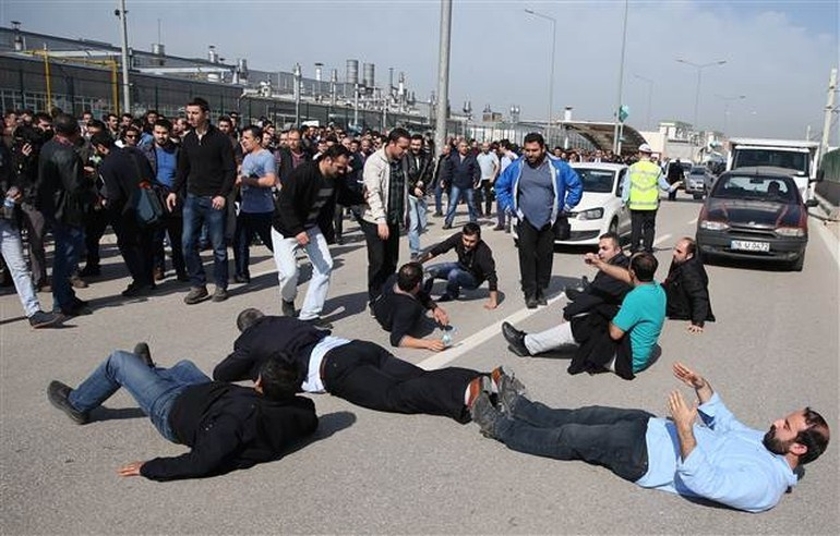 Oyak Renault'ta eylem polis müdahalesi başladı