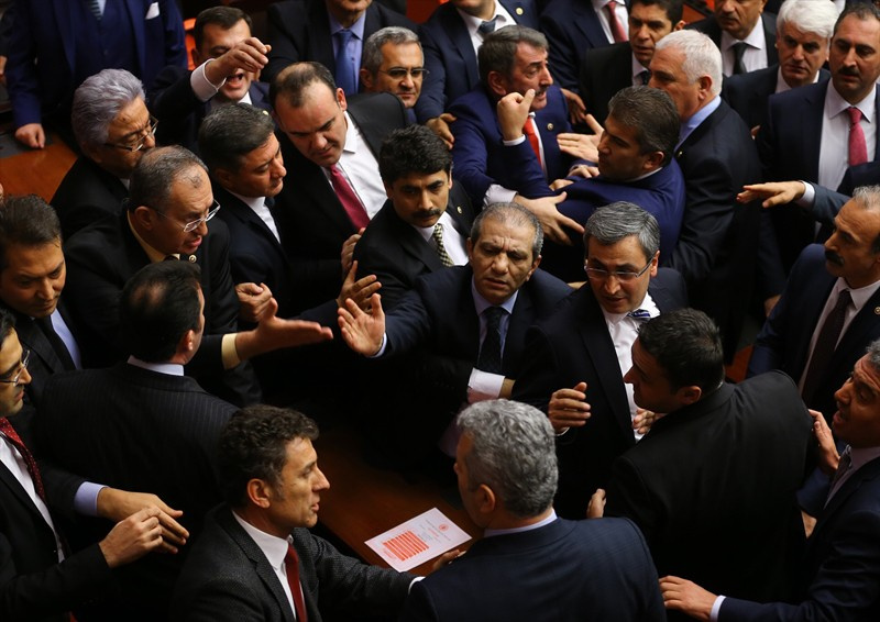 CHP'li vekilden Erdoğan'a hakaret Meclis fena karıştı