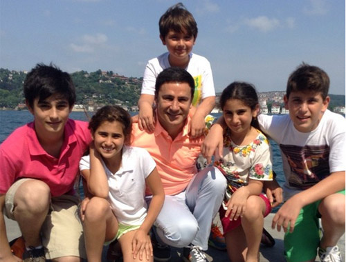 İzzet Yıldızhan 8 çocuğu ile instagram pozları