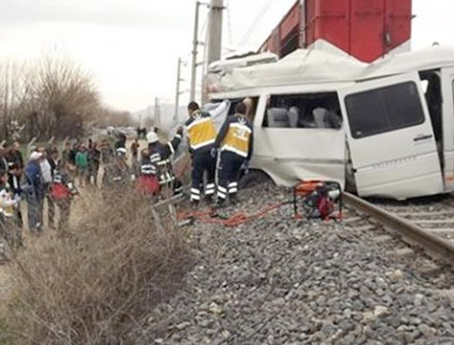 Malatya'da korkunç kaza tren öğrenci servisine çarptı 