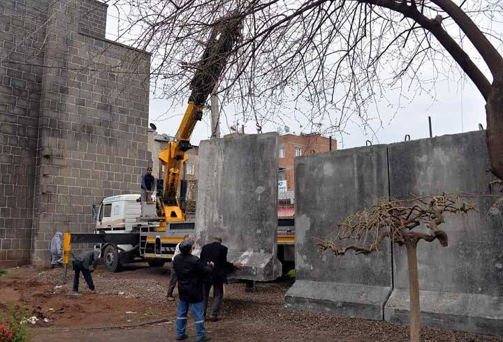 Sur ilçesine beton blok yerleştiriliyor