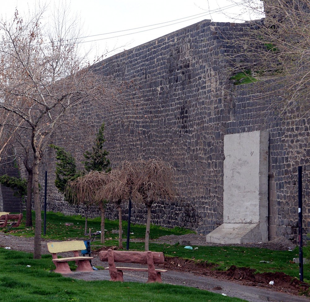 Sur ilçesine beton blok yerleştiriliyor