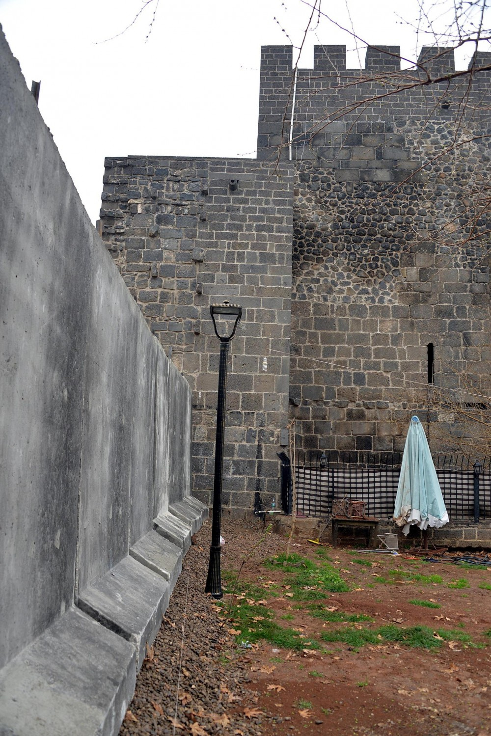 Sur ilçesine beton blok yerleştiriliyor