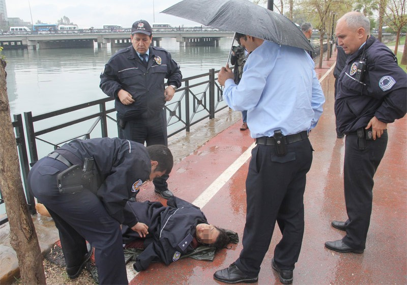 Adana'da polis genç kadını böyle kurtardı