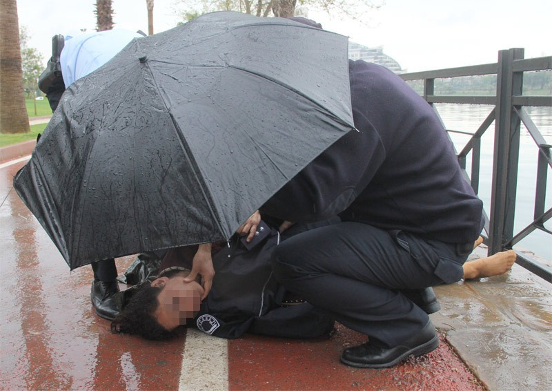 Adana'da polis genç kadını böyle kurtardı