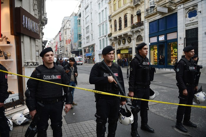 İstiklal caddesinde patlama! Olay yerinden ilk görüntüler 